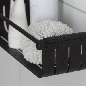 Étagère de douche Tiger Boston en acier inoxydable noir avec accessoires de toilette.