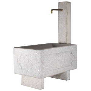 Fontana Nouvel Lungo in cemento grigio con rubinetto in ottone per giardino e terrazzo.