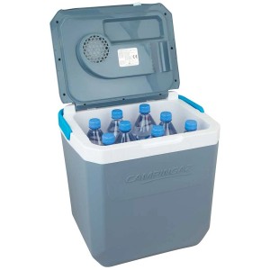 Campingaz Kühlbox Powerbox Plus 28 l, grau, mit geöffnetem Deckel und Wasserflaschen.