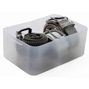 Transparente Rotho Pure Box A5 (2,9 l) zur Aufbewahrung, gefüllt mit Gürteln.