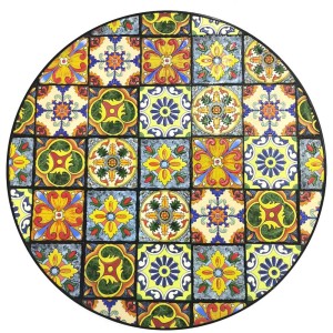 Dettaglio del piano del tavolo a mosaico del set bistrot. Motivo multicolore su ceramica.