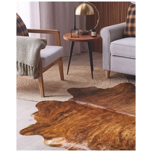 Kuhfell-Teppich Nasqu Echtleder, hellbraun, ca. 3-4 m², im Wohnzimmer.