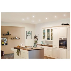 Set de spots LED encastrables Nova, 3 spots pivotants dans une cuisine avec lumière blanc chaud.