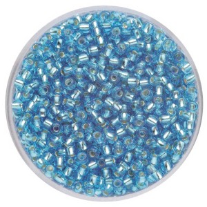 Hellblaue Rocailles-Perlen mit Silbereinzug, matt, 2,6 mm, ideal zum Schmuckbasteln.