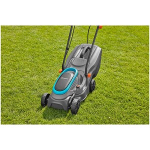 Rasaerba elettrico Gardena PowerMax 32 su prato. Rasaerba maneggevole con cesto di raccolta per giardini medio-piccoli.