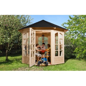 Gazebo in legno Weka 234 B con finestre a griglia e famiglia in giardino.