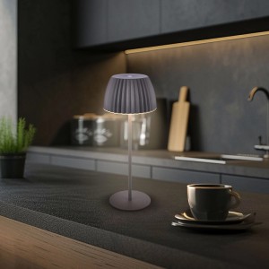 Lampada da tavolo a batteria Brilo Riffle dimmerabile color antracite con funzione touch su piano cucina.