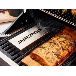 Boîte à fumer Jamestown en inox sur barbecue avec saumon sur planche en bois. Accessoire de grill pour saveur fumée.