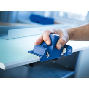 Rabot à arêtes LUX en action : Traitement précis des arêtes de tête sur plaques de plâtre.