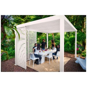 Pergola Colibri in alluminio bianco con lamelle orientabili e persone sedute in giardino.