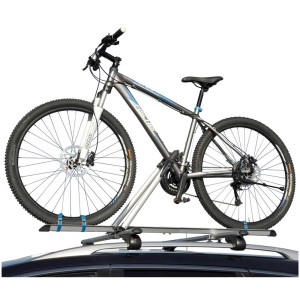 Porte-vélos de toit Fischer Xtreme avec vélo sur le toit d'une voiture.