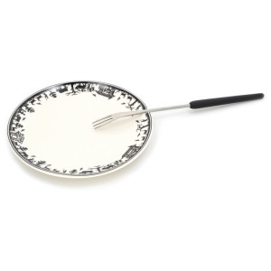 Piatto da fonduta bianco con decoro alpino nero e forchetta da fonduta del set Heidi Cheese Line.