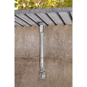 Verrou de grille galvanisé Alberts 370x19x2,5mm, monté sur mur en béton, sécurise la grille. Pour intérieur et extérieur.