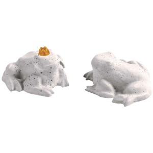 Moule grenouilles : Deux ébauches de grenouilles, une avec une couronne dorée, pour des projets de modelage créatifs.