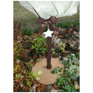 Tronco d'albero protetto in modo decorativo con nastro di iuta Videx Garden marrone scuro e fiocco.