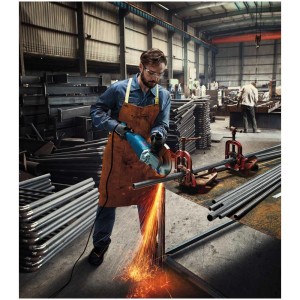 Mann schneidet Metall mit dem Bosch Professional Winkelschleifer GWS 22-230 J in einer Werkstatt.