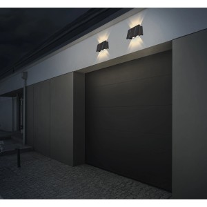 Due lampade solari da parete a LED Globo nere su un muro del garage.