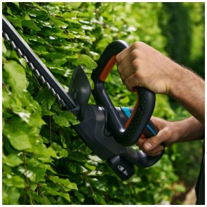 Taille-haie sans fil Gardena EasyCut 45/18V P4A Solo en utilisation, coupant une haie.