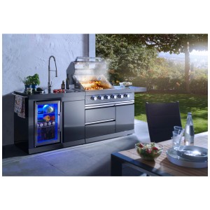 Cucina da esterno Buschbeck Cambridge con grill, frigo e lavello in giardino.