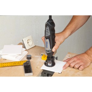 Dremel 562 fresa a spirale multiuso in uso su una piastrella di ceramica.