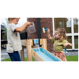 Pista d'acqua AquaFlow Exit Toys con bambini che giocano. Legno di cipresso, 90x73x140 cm.