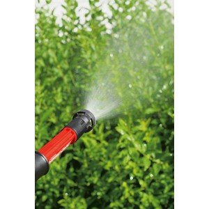 Pulvérisateur à pression Birchmeier Vario Gun en utilisation, arrosant des plantes vertes.