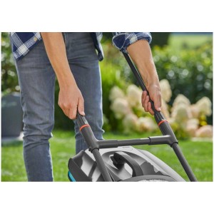 Gardena Tosaerba elettrico PowerMax 37 in uso: operatore spinge il tosaerba sul prato.