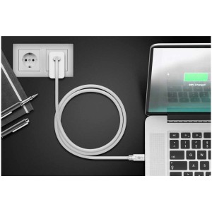 Cavo USB-C a USB-C bianco (1m) che carica il laptop sulla scrivania.