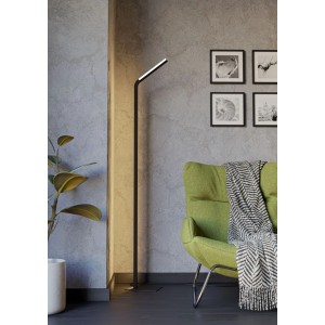 Lampada da terra LED Eglo Mirante nera e sottile in soggiorno moderno. Luce indiretta illumina la parete accanto alla poltrona.
