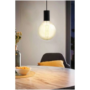 Suspension noire Eglo Pozueta avec douille E27 au-dessus d'une table à manger.