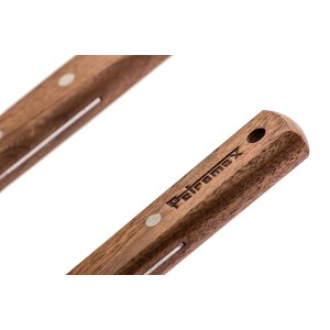 Dettaglio: spatola per grill Petromax con manico in legno e lama in acciaio inox. Utensile per grill con logo.