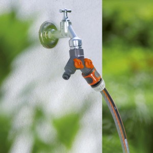 Vanne 2 voies Gardena (G 1) sur robinet avec tuyau d'arrosage connecté.