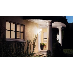 Applique d'extérieur noire Steinel L 15 à l'entrée de la maison avec colonnes et plantes.