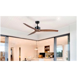 Ventilateur de plafond Sonnenkönig Livorno avec trois pales en bois dans un salon moderne.