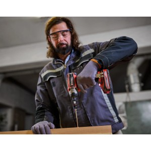 Avvitatore a impulsi a batteria Einhell TP-CI 18/220 in azione: avvitatura con l'avvitatore a impulsi rosso.