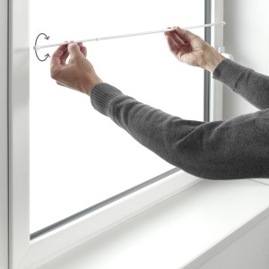 Montage einer weißen Gardinia Klemmstange (2er-Pack) im Fensterrahmen. Ausdrehbare Vitragestange.