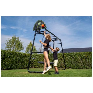 Exit Toys GetSet Monkeybar MB305 con bambini che giocano a basket in giardino.