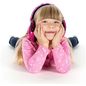 Fillette souriante portant un casque antibruit rose Reer SilentGuard Kids pour la protection auditive.