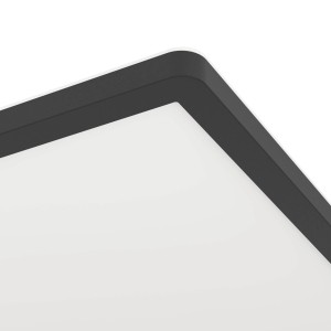 Gros plan : Plafonnier LED carré noir Eglo Expert Minerario, adapté aux pièces humides.