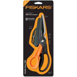 Forbici multiuso Fiskars Cuts+More in set con affilacoltelli e protezione per il taglio.