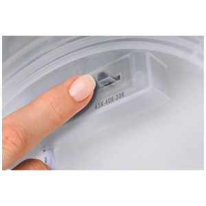 Gros plan : un doigt actionne l'interrupteur pour régler la température de couleur sur le panneau LED Paulmann Atria Shine.