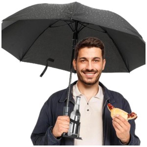 Parapluie noir Cupbrella avec porte-gobelet, tenu par un homme avec un hot-dog et une boisson.