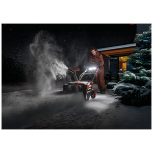Fraise à neige sans fil Einhell GP-ST 36/53 en utilisation de nuit, éjectant la neige.