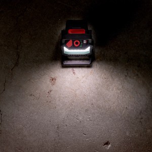 Faro da cantiere a batteria Metabo BSA 18 LED 4000 Solo illumina pavimento in cemento.