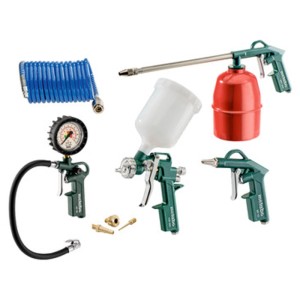 Set accessori aria compressa Metabo LPZ 7 pz. con gonfia gomme verde, pistola a spruzzo, soffiatore e tubo a spirale blu.