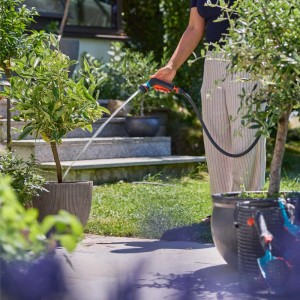 Scena da giardino: persona che annaffia le piante con Gardena Multi-Brause Classic.