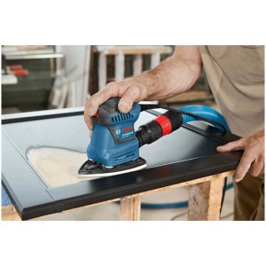 Ponceuse vibrante Bosch Professional GSS 160-1 Multi en action sur une surface noire.