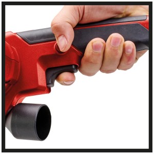 Mano che aziona la levigatrice a nastro Einhell TC-BF 500 E, corpo rosso, manico nero.