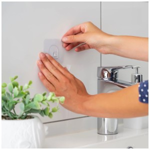 Anbringen des Reer Handwasch- und Zahnputz-Timers mit Klebehaken im Bad.