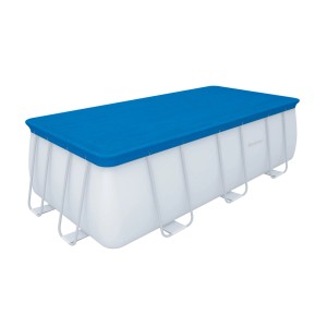 Bâche de piscine bleue sur piscine tubulaire. Protection contre la saleté et les feuilles.